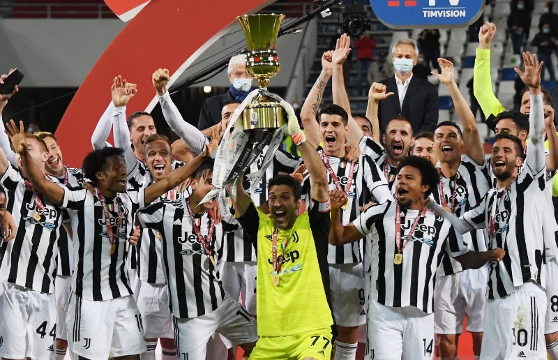 Câu lạc bộ Juventus là đội tuyển đầu tiên nhận được chiếc cúp vô địch quốc gia Ý ngay từ mùa giải đầu tiên